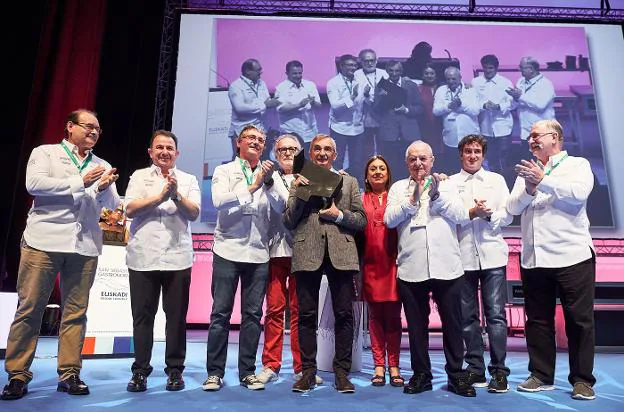 Michel Bras, vestido de oscuro, en el centro, recibe en San Sebastián el premio de Gastronomika rodeado de maestros de la cocina. :: josé Usoz