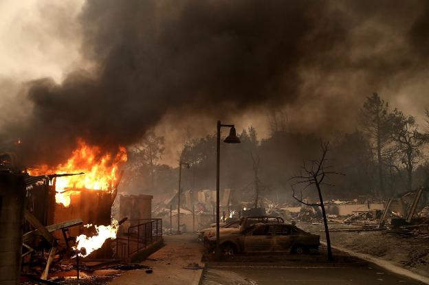 Vehículos calcinados en una zona devastada por las llamas en la ciudad californiana de Santa Rosa. :: afp