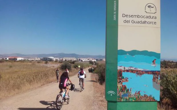 El puente sobre el Río Guadalhorce, junto a Guadalmar, marca el inicio del Sendero Río Viejo por el paraje natural