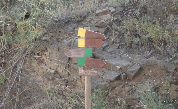 Imagen principal - En el inicio de la ruta habrá que decidir por dónde se empieza el itinerario circular. Vista de Almáchar antes de finalizar la ruta. Verderón.