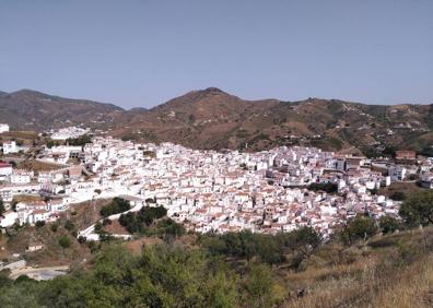 Imagen secundaria 1 - En el inicio de la ruta habrá que decidir por dónde se empieza el itinerario circular. Vista de Almáchar antes de finalizar la ruta. Verderón.