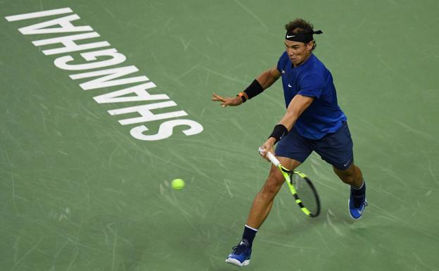 Rafa Nadal golpea la bola en el duelo ante Donaldson. 