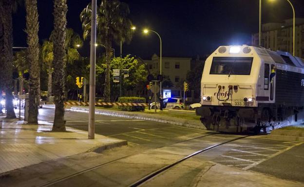 El tren de mercancías a su paso por el paseo marítimo camino del puerto, en una de sus últimas apariciones, en 2013. 