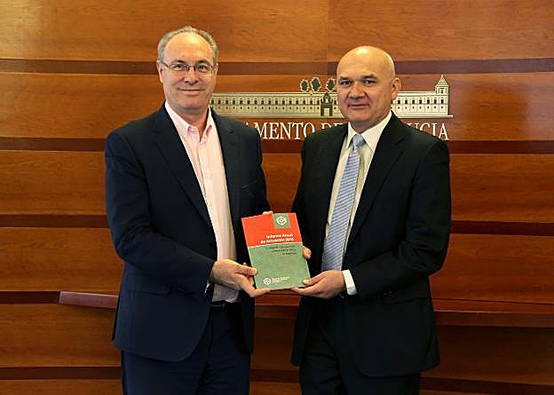 Los presidentes del Parlamento y del Consejo de Transparencia, con el informe anual . 