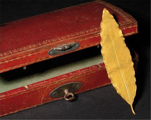 Una de las hojas de laurel que formaban parte de la corona de Napoleón. :: r. c.