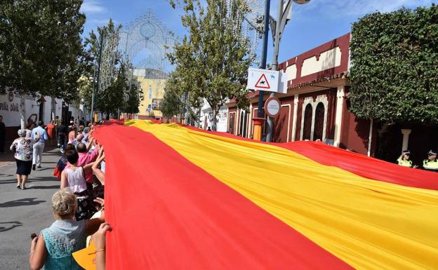 Miles de personas despliegan en Fuengirola la bandera de España más larga del mundo