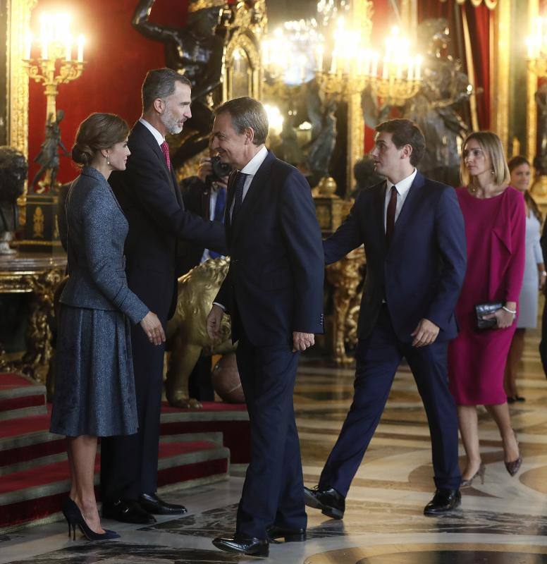 Consternación y gestos serios han sido la tónica general en la tradicional recepción que los Reyes ofrecen en el Palacio Real tras el desfile del 12 de octubre