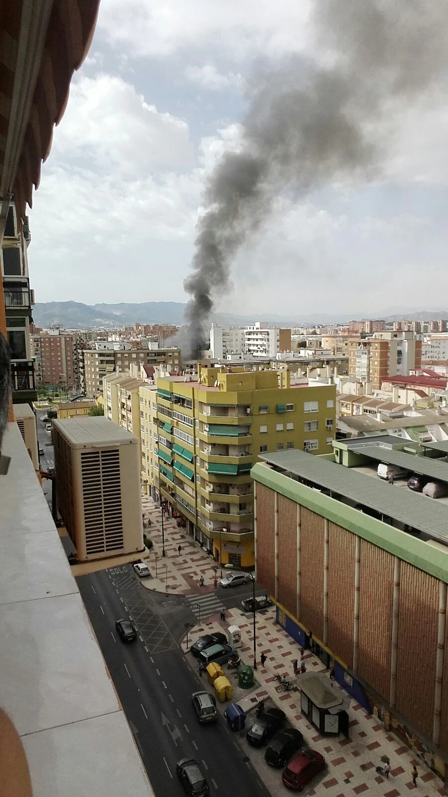 Este viernes se ha registrado un incendio en un edificio de la zona de la avenida Juan XXIII, del que salía una columna de humo visible desde distintas partes de Málaga.