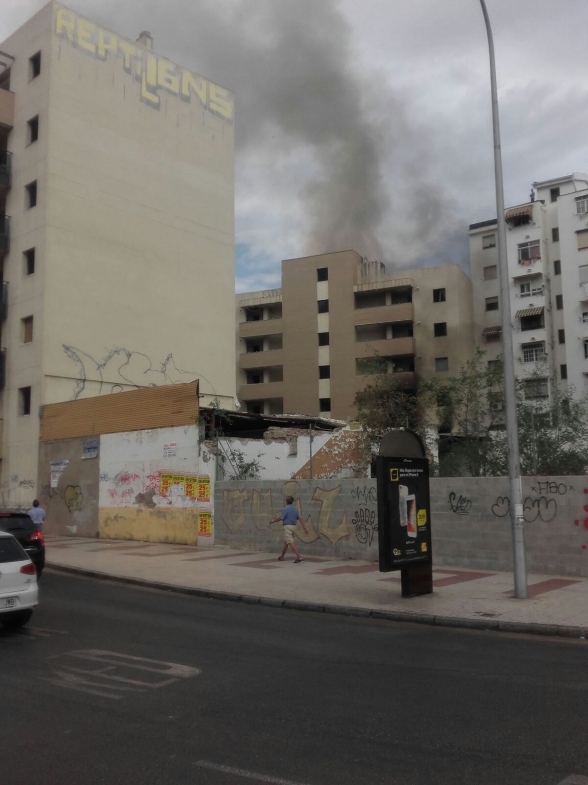 Este viernes se ha registrado un incendio en un edificio de la zona de la avenida Juan XXIII, del que salía una columna de humo visible desde distintas partes de Málaga.