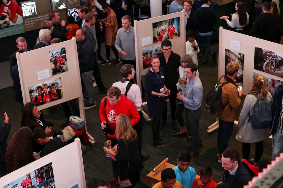 El Museo Nacional del Fútbol de Mánchester acoge una exposición con las fotografías que inspiraron al futbolista español para implicarse en el proyecto solidario 'Common Goal', un fondo colectivo que utiliza el fútbol como herramienta de cambio.