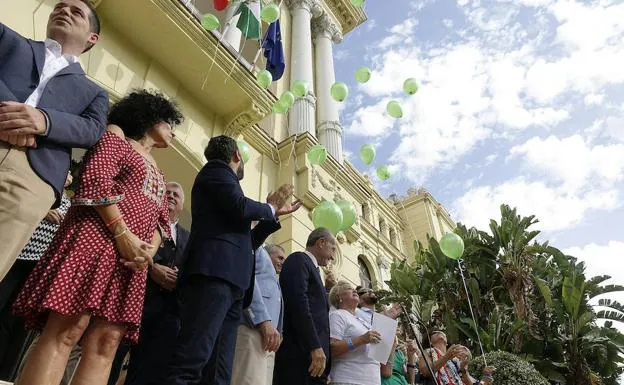 Acto celebrado ayer en la puerta del Ayuntamiento de Málaga por el Día de la Artritis