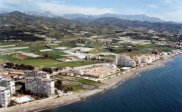 Vélez-Málaga regenerará en tres años la playa de Mezquitilla con escombros reciclados