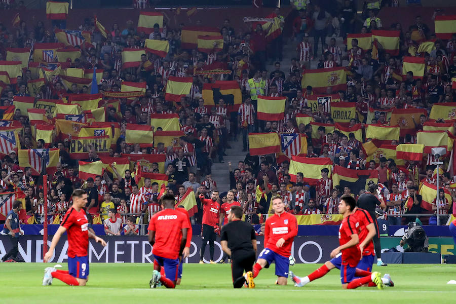 Una multitud de aficionados del Atlético de Madrid lució los colores nacionales en el partido ante el Barcelona.