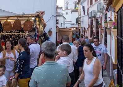 Imagen secundaria 1 - Arriba, ‘Devils in the sky’ en el escenario. Abajo, a la izquierda, ambiente en el mercadillo. A la derecha, el concurso de pintura rápida. 