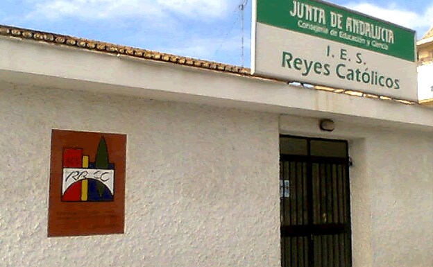 Los padres del Reyes Católicos de Vélez-Málaga han propuesto pagar a un profesor particular