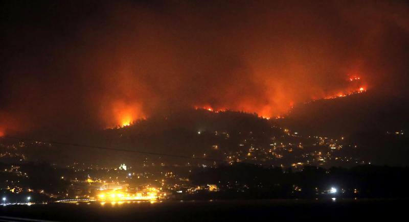 Unos 350 brigadas, 220 motobombas, cuarenta palas y una veintena de medios aéreos trabajan en la comunidad gallega para combatir los incendios que arrasan más de 4.000 hectáreas en 146 nuevos focos desde el viernes