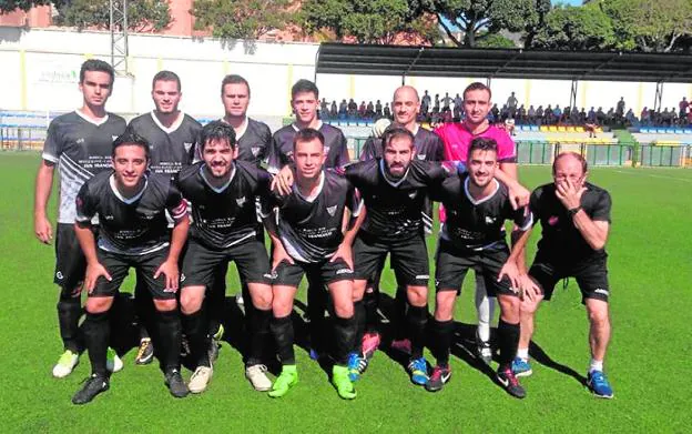 La alineación del Ronda en su último partido ante el Atlético Benamiel.  c. d. ronda