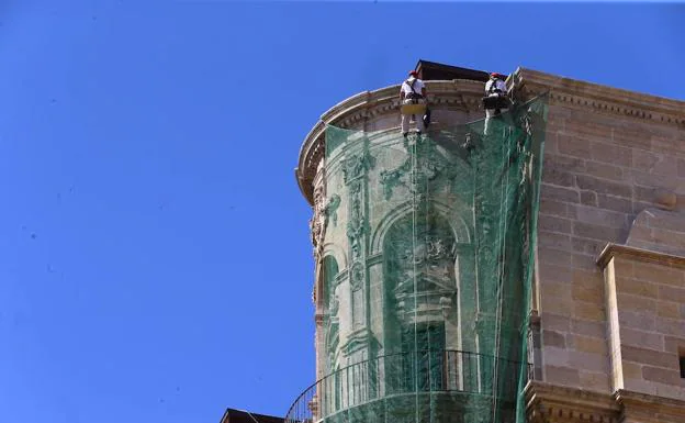 Dos operarios trabajan en uno de los cubillos. 