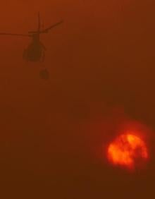 Imagen secundaria 2 - La ola de incendios en Galicia deja tres muertos y miles de hectáreas calcinadas