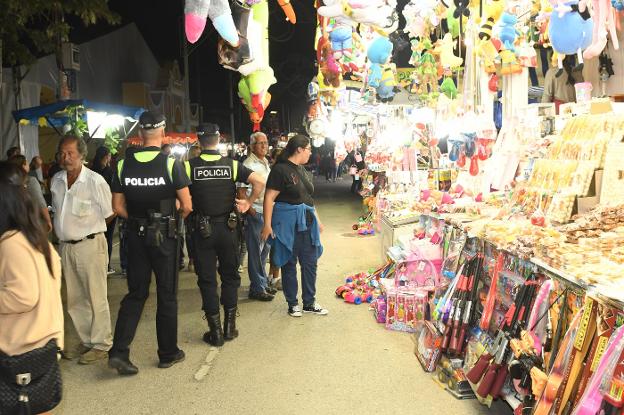 Policías anoche en el recinto ferial. 