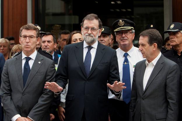 Rajoy, Feijóo y Caballero, en el minuto de silencio ayer en Vigo por los cuatro fallecidos. :: s. sas / efe
