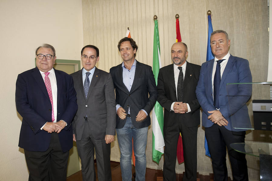 La Facultad de Ciencias Económicas y Empresariales ha reconocido la trayectoria de sus mejores estudiantes en un acto en el que han participado representantes del mundo empresarial