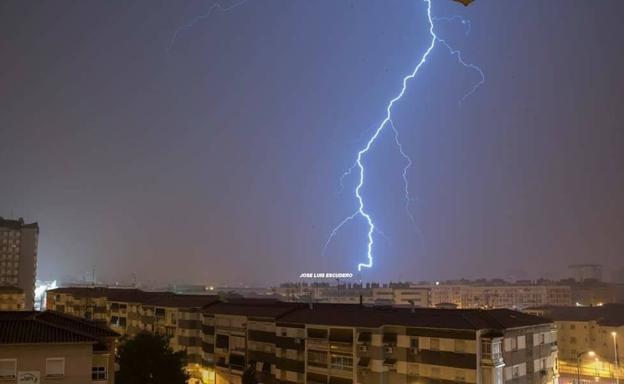 Foto tomada por José Luis Escudero del rayo caído sobre la iglesia.