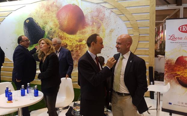 El delegado de Agricultura de Málaga, Javier Salas, y el gerente de Trops, Enrique Colilles, hoy en el expositor de la empresa de Fruit Attraction