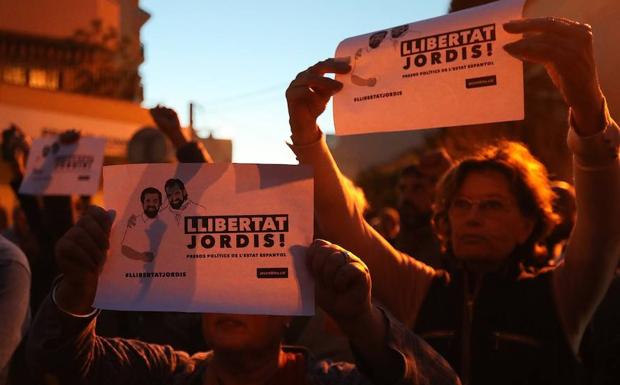 Varios manifestantes piden la libertad de los 'Jordis'. 