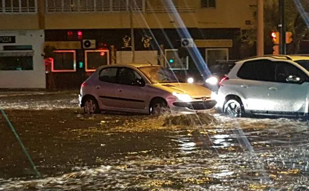 Galería. Balsas de agua tras la lluvia caída esta madrugada.