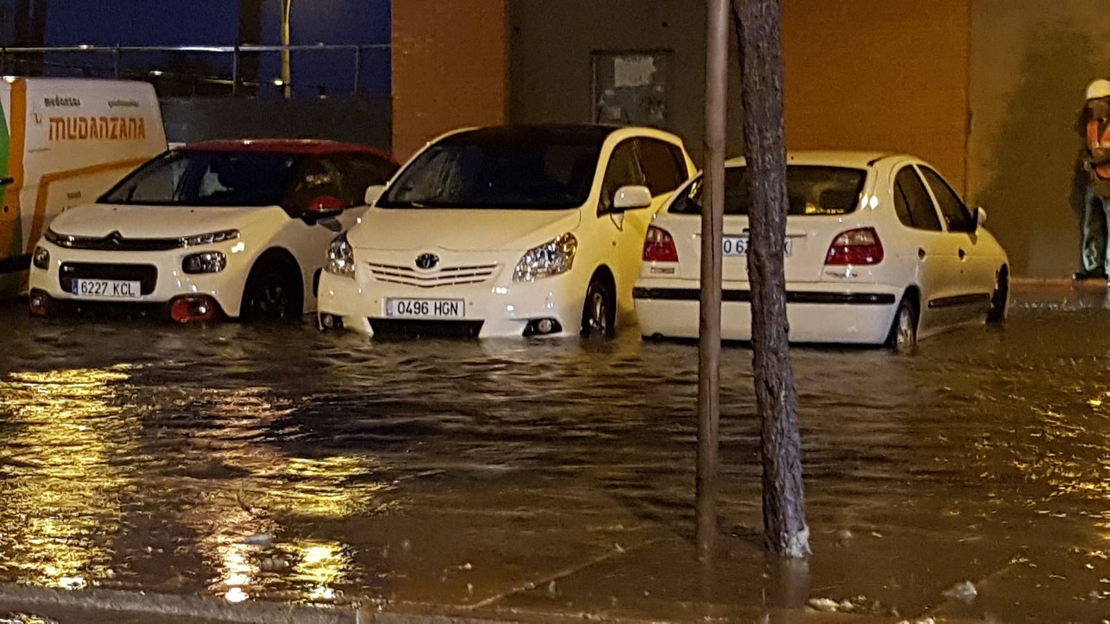 La tromba de agua y la tormenta eléctrica que ha sorprendido a la provincia durante la madrugada y lo que va de mañana, más fuerte de la que inicialmente estaba prevista, ha dejado ya acumulados de más de 50 litros por metro cuadrado en el interior