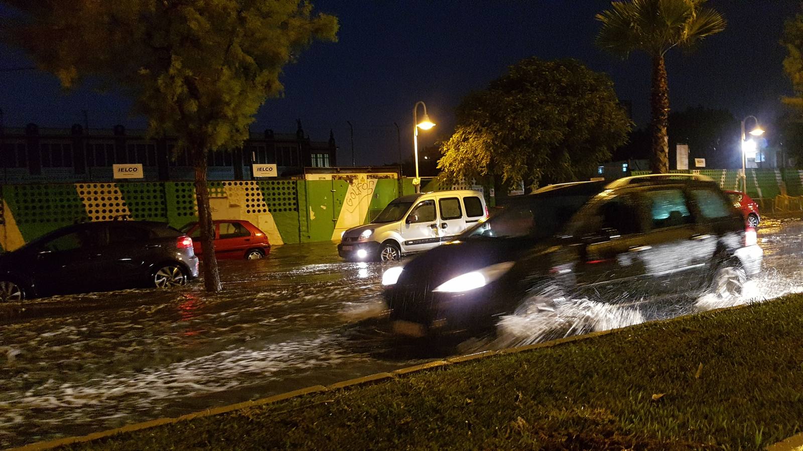 La tromba de agua y la tormenta eléctrica que ha sorprendido a la provincia durante la madrugada y lo que va de mañana, más fuerte de la que inicialmente estaba prevista, ha dejado ya acumulados de más de 50 litros por metro cuadrado en el interior