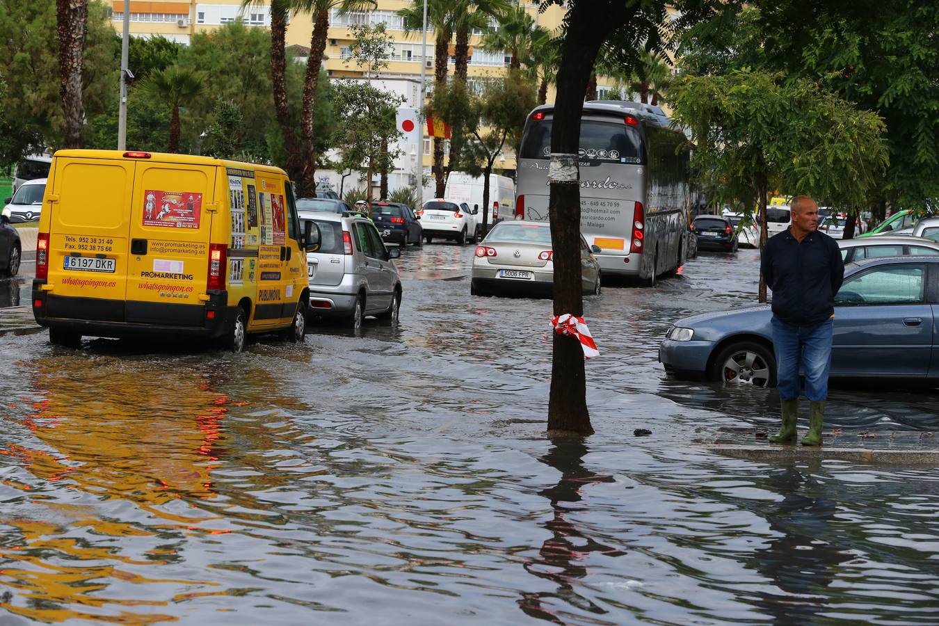 La tromba de agua y la tormenta eléctrica que ha sorprendido a la provincia durante la madrugada y lo que va de mañana, más fuerte de la que inicialmente estaba prevista, ha dejado ya acumulados de más de 50 litros por metro cuadrado en el interior