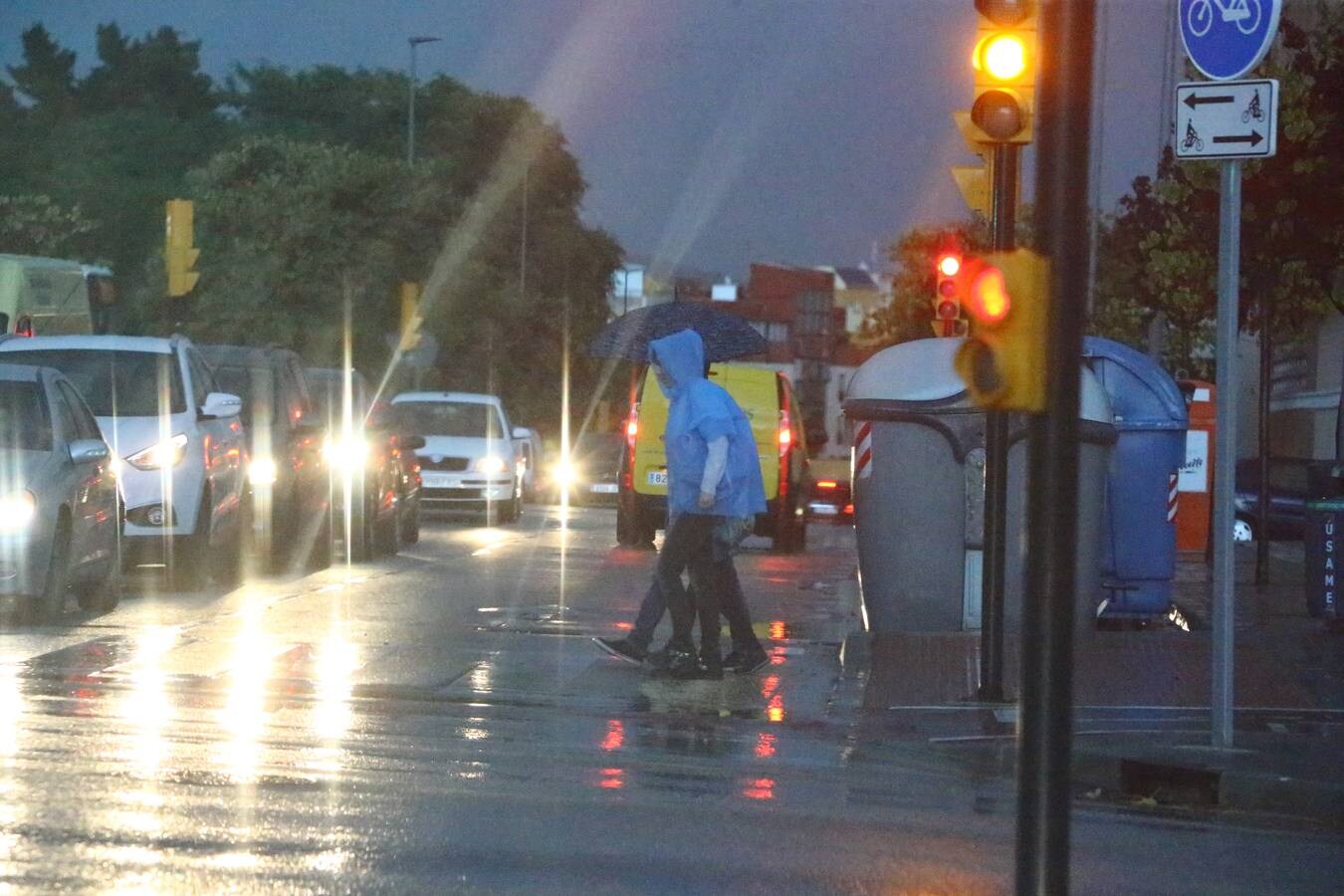 La tromba de agua y la tormenta eléctrica que ha sorprendido a la provincia durante la madrugada y lo que va de mañana, más fuerte de la que inicialmente estaba prevista, ha dejado ya acumulados de más de 50 litros por metro cuadrado en el interior