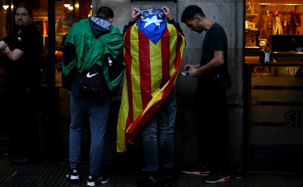 Tres jóvenes se preparan antes de una manifestación. 