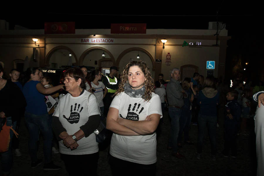 Vecinos y amigos de la familia acuden a arropar a los padres de la pequeña tres meses después de que apareciera sin vida en las vías del tren