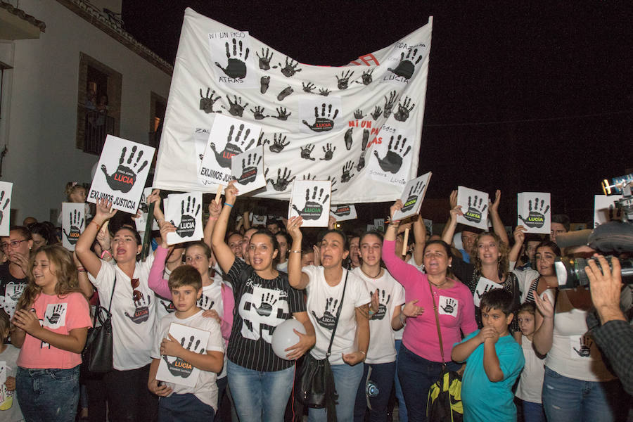 Vecinos y amigos de la familia acuden a arropar a los padres de la pequeña tres meses después de que apareciera sin vida en las vías del tren