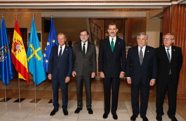 El Rey con Rajoy y los máximos responsables comunitarios antes de la entrega de los premios Princesa de Asturias. :: r. c.