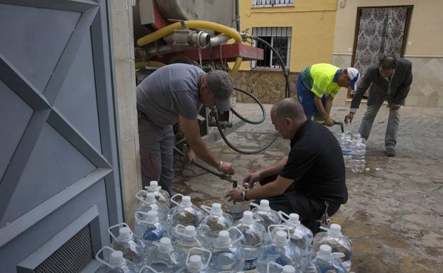 Imagen de archivo de vecinos de Archidona rellenando garrafas con agua de un camión cisterna.