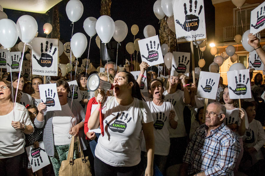 Cientos de personas toman las calles del municipio donde vivía la pequeña para demostrar su apoyo a los familiares, que piden que no se cierre el caso