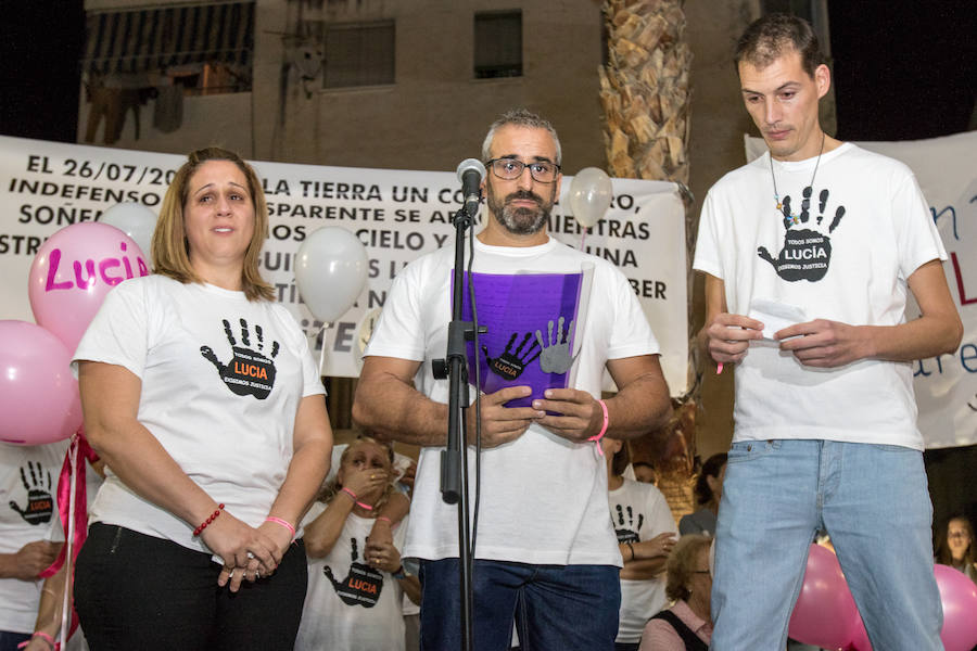 Cientos de personas toman las calles del municipio donde vivía la pequeña para demostrar su apoyo a los familiares, que piden que no se cierre el caso