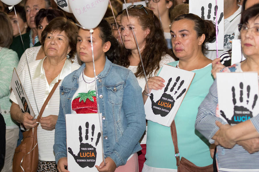 Cientos de personas toman las calles del municipio donde vivía la pequeña para demostrar su apoyo a los familiares, que piden que no se cierre el caso