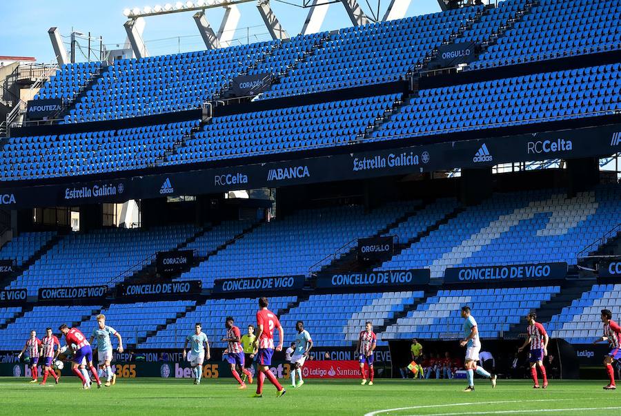 El Atlético de Madrid vence por 0-1 en Balaídos ante un Celta que no pierde cara al encuentro, con un juego muy intenso. La imagen del choque es la grada cerrada a cerca de 8.000 aficionados al club vigués.