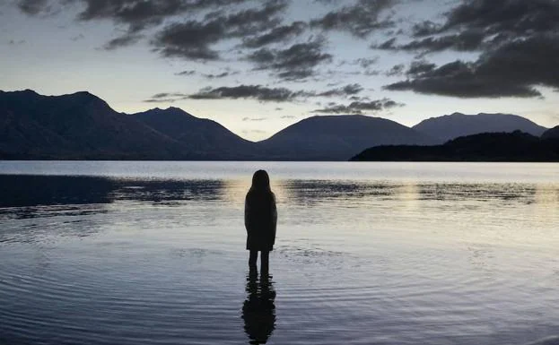 La serie ‘Top of the Lake’ narra la investigación por la desaparición de una niña de 12 años embarazada. 