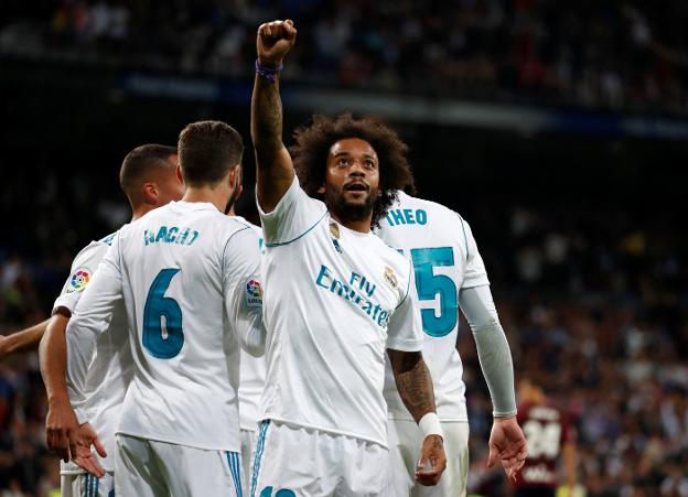 El brasileño Marcelo celebra el gol que selló el triunfo del Real Madrid ante el Eibar, ayer en el Bernabéu. :: juan Medina / REUTERS