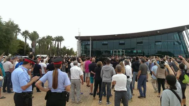 Unos Mossos d'Esquadra observan a cierta distancia la intervención de la Policía Nacional en un colegio electoral el 1-O. :: R. C.