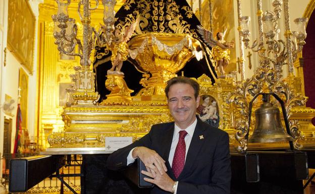 Atencia, junto al trono de la Virgen de los Dolores del Puente que se muestra en la Agrupación en la exposición sobre Jesús Castellanos 