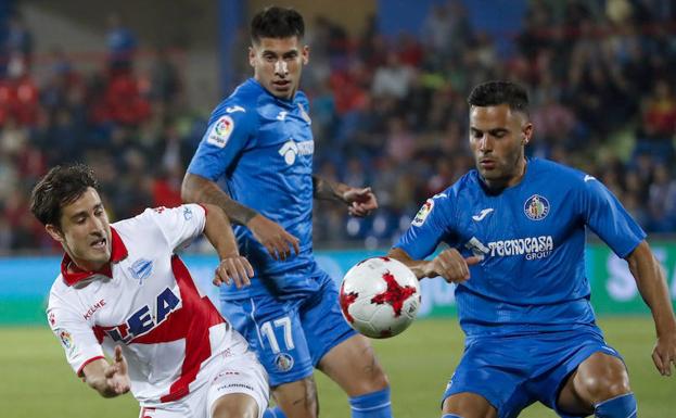 El defensa del Getafe Bruno González (d) y el delantero del Alavés Bojan Krkic. 