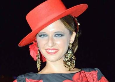 Imagen secundaria 1 - Arriba, durante uno de los 'castings' de OT. Con sombrero cordobés, en un desfile en el hotel Larios. Abajo, cantando con cinco años. 