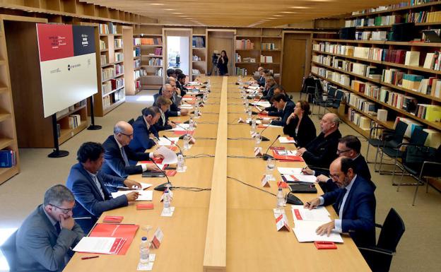 La biblioteca del Cilengua de San Millán acogió ayer el primer encuentro del Club de Amigos de Futuro en Español